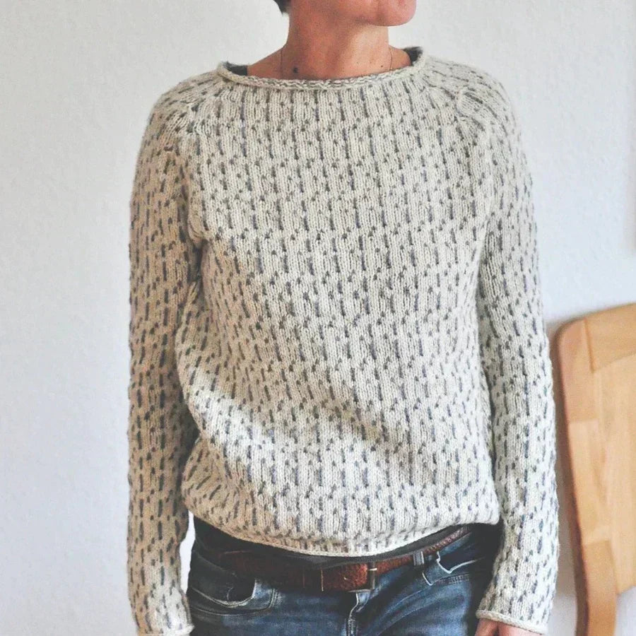 Victoria | Eleganten sivi pulover z "U" izrezom